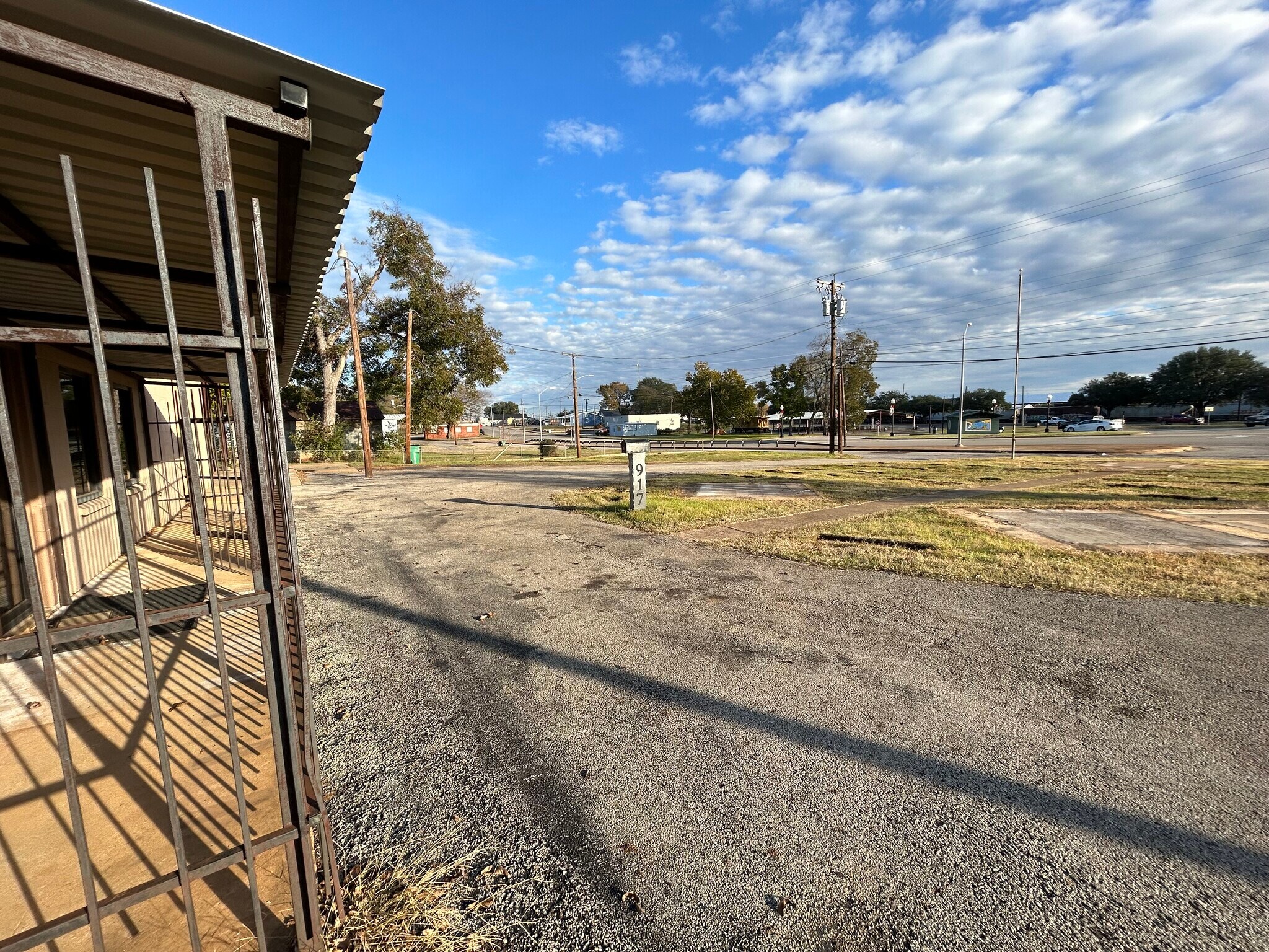 917 W Debard St, Palestine, TX 75801 Building and Lot