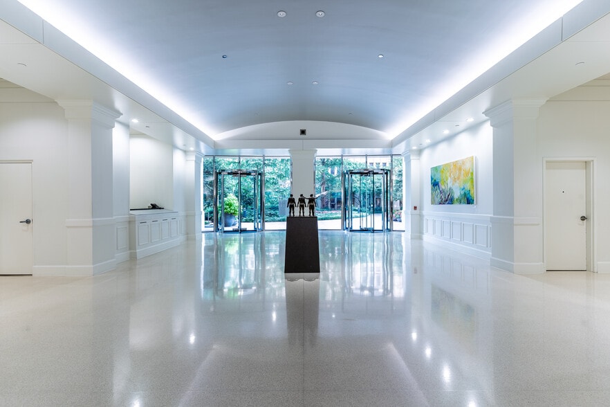 3390 Peachtree Rd NE, Atlanta, GA for lease - Building Photo - Image 2 of 11