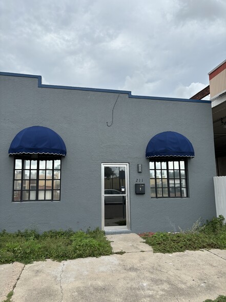 211 E Monroe Ave, Harlingen, TX for lease - Building Photo - Image 2 of 26