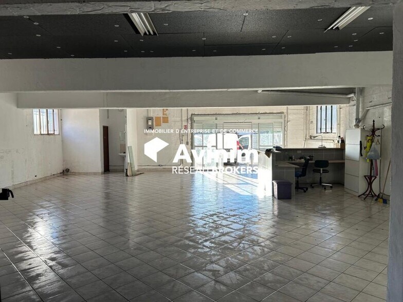 Retail in Marignane for lease - Interior Photo - Image 2 of 10
