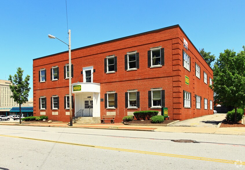 1495 Warren Rd, Lakewood, OH 44107