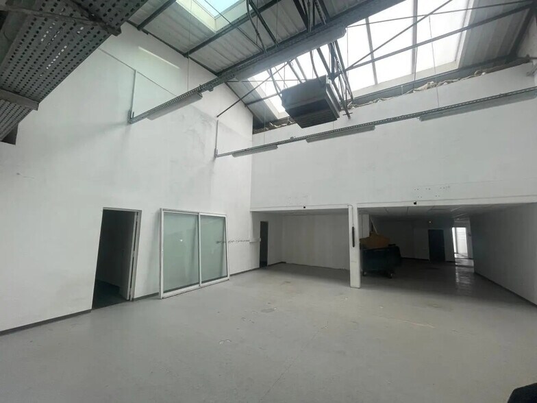 Flex in Nanterre for lease - Interior Photo - Image 1 of 14
