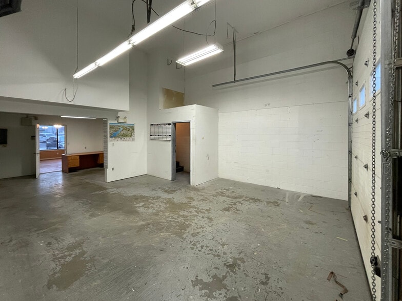 715 Evans Crt, Kelowna, BC for lease - Building Photo - Image 3 of 17