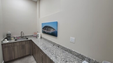 2089 Indian River Blvd, Vero Beach, FL for lease Interior Photo- Image 2 of 4