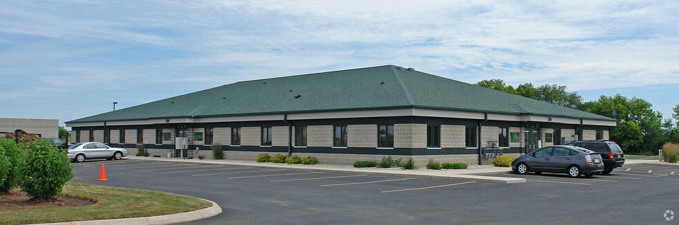 215 Corporate Dr, Beaver Dam, WI for lease - Building Photo - Image 1 of 6