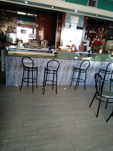 Retail in Salamanca for lease - Building Photo - Image 2 of 4