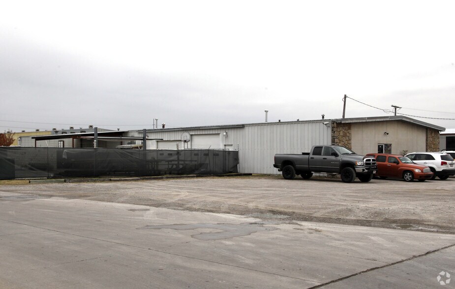 8189 E 44th St, Tulsa, OK for lease - Primary Photo - Image 1 of 2