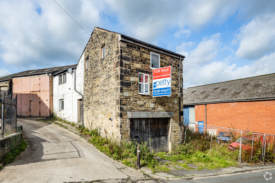 14 Lenches Rd, Colne for sale - Primary Photo - Image 1 of 2