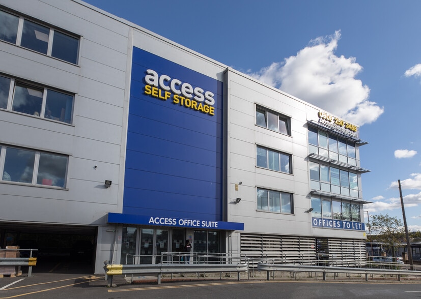 20 Bugsbys Way, London for lease - Building Photo - Image 3 of 9