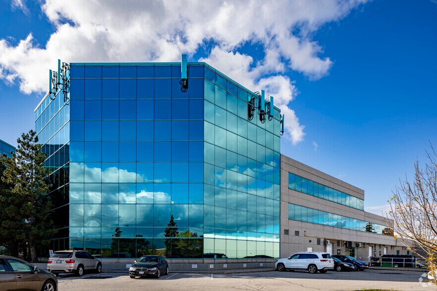 6375 Dixie Rd, Mississauga, ON for lease - Building Photo - Image 2 of 7