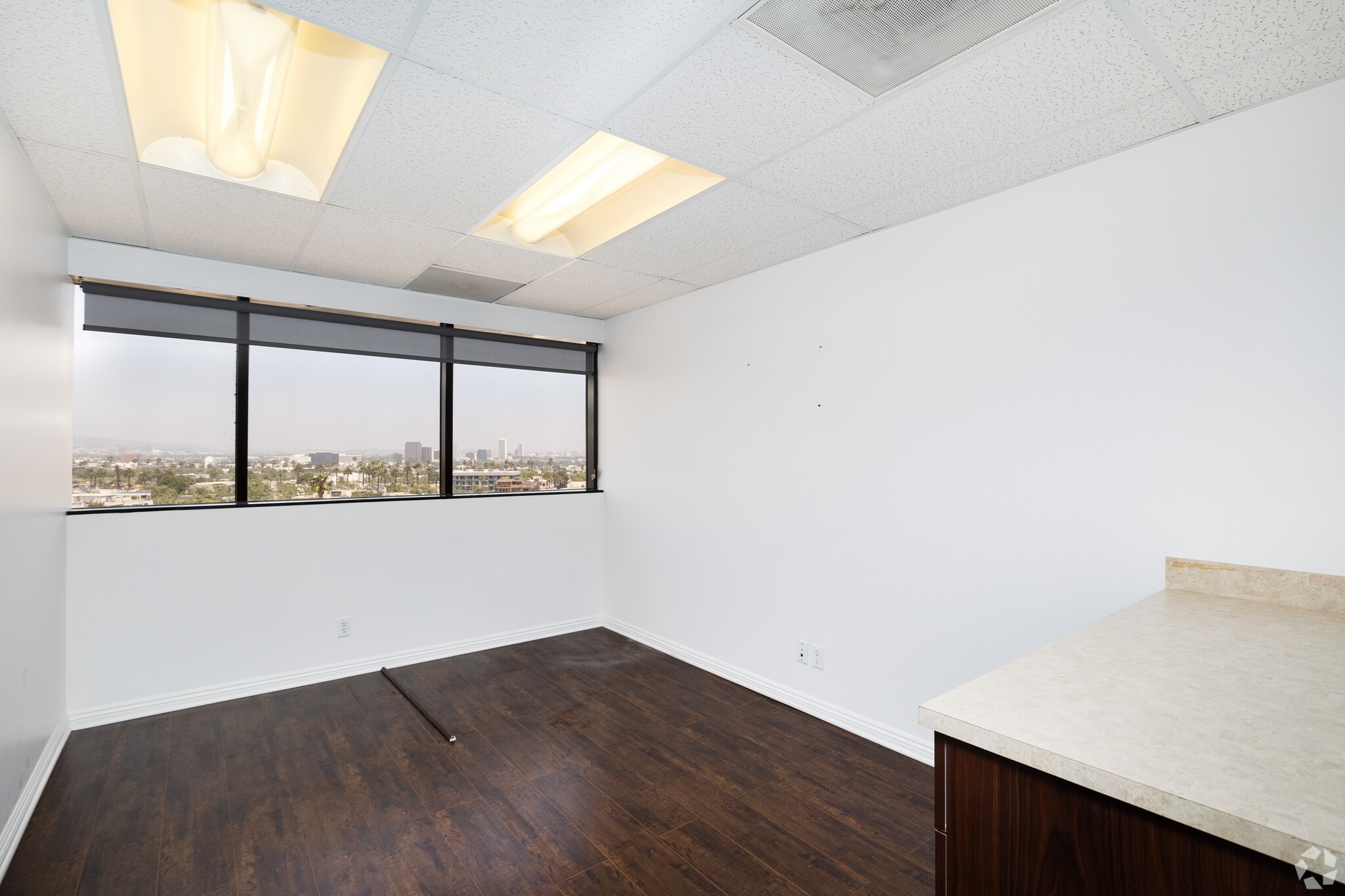 1125 S Beverly Dr, Los Angeles, CA for lease Interior Photo- Image 1 of 5