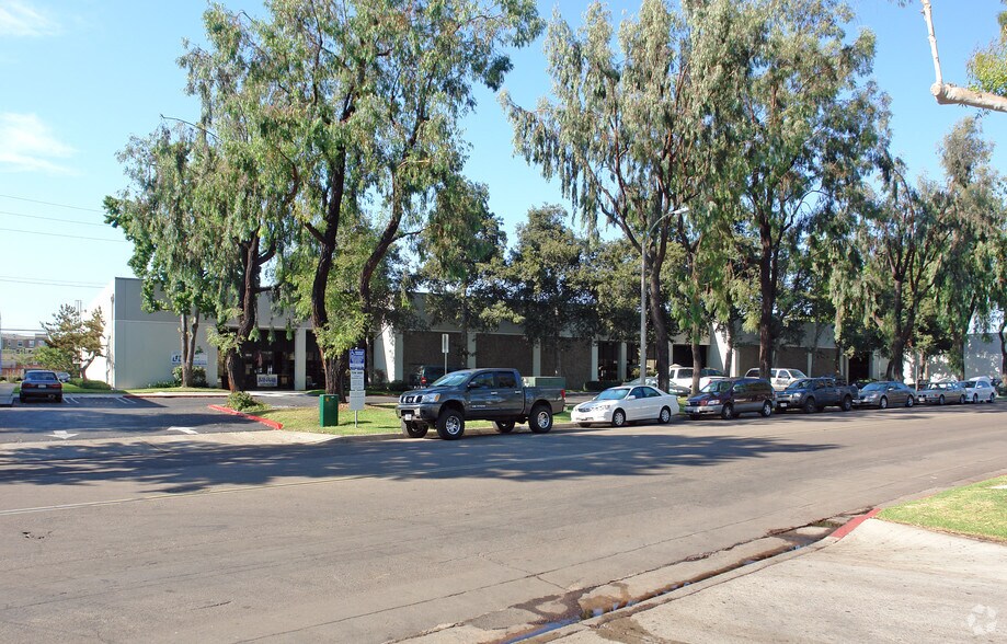 8829-8835 Complex Dr, San Diego, CA for lease - Building Photo - Image 1 of 3