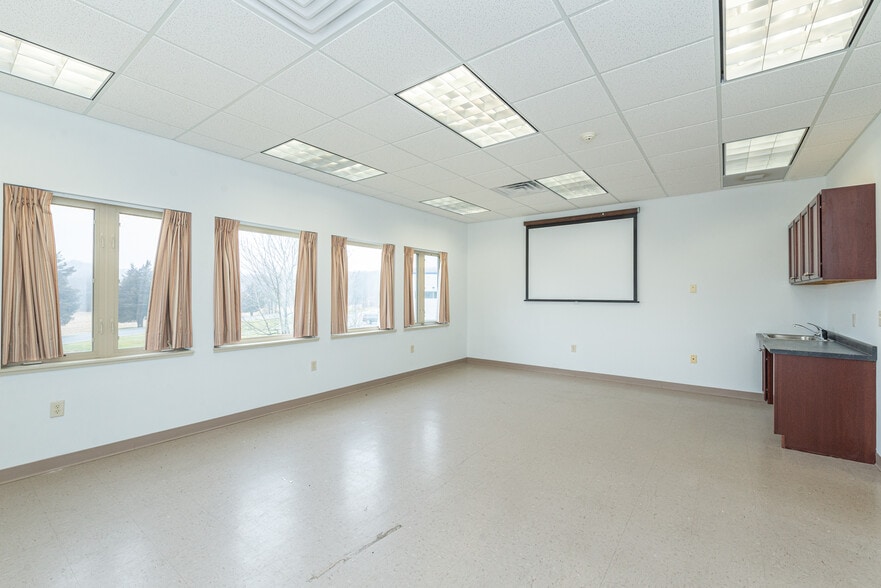 1 Wilson Dr, Sparta, NJ for lease - Interior Photo - Image 3 of 39