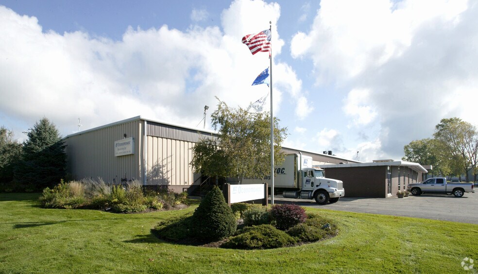 425 S Lapham St, Oconomowoc, WI for sale - Primary Photo - Image 1 of 1