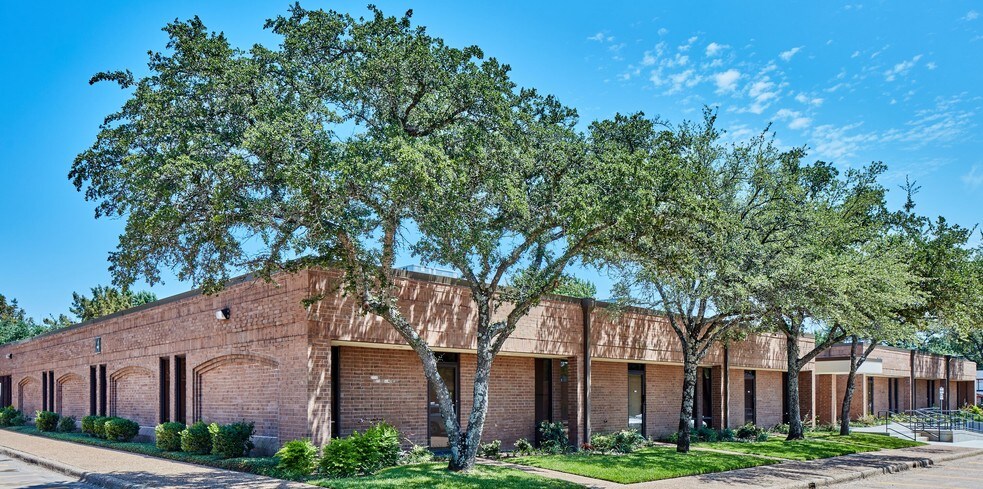 3800 Paluxy Dr, Tyler, TX for lease - Building Exterior and Manicured Landscaping - Image 1 of 23