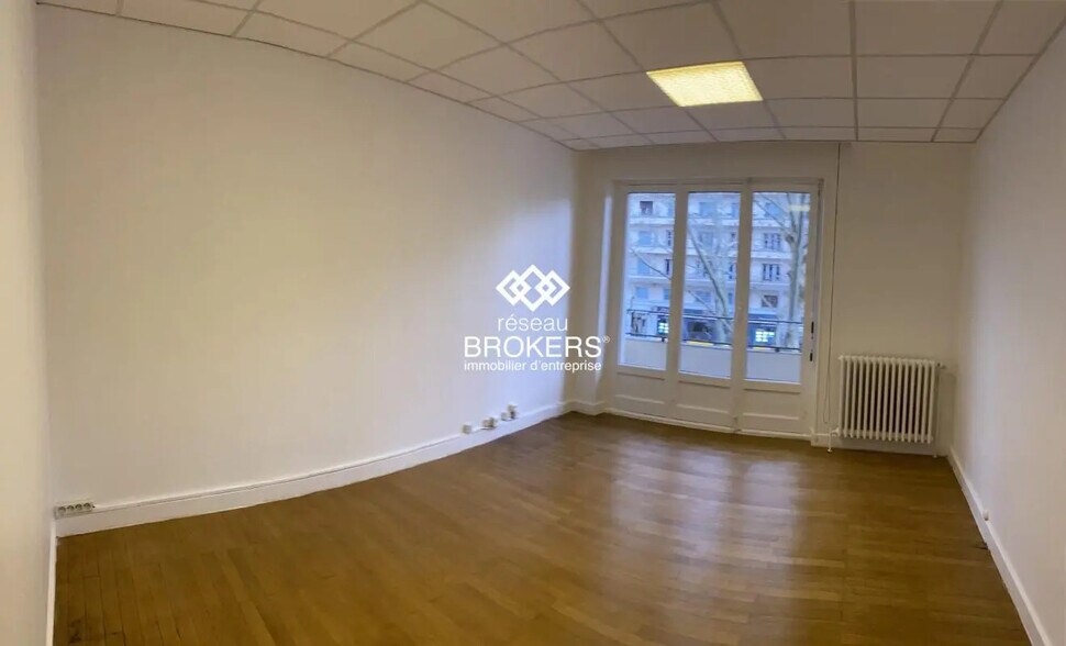 Office in Grenoble for lease - Interior Photo - Image 3 of 12