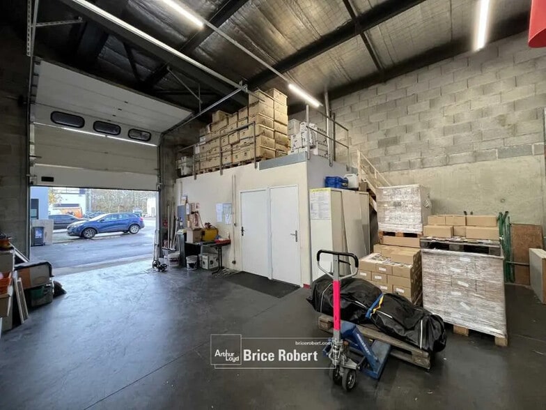 Office in Lyon for lease - Building Photo - Image 3 of 4