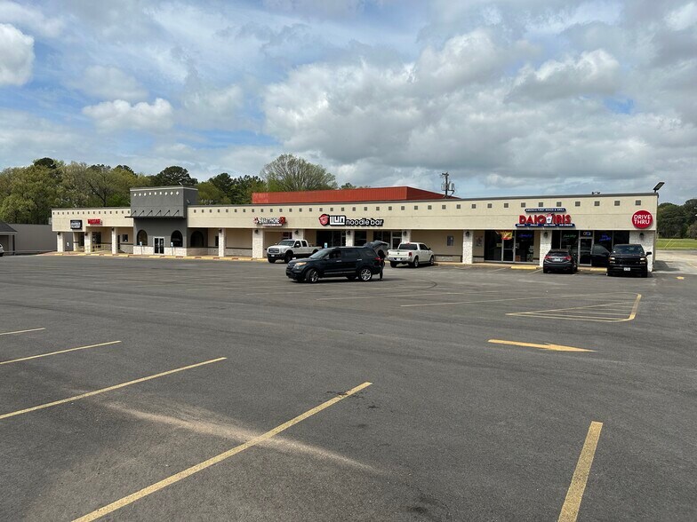 713 W Southwest Loop 323, Tyler, TX 75701 River Oaks Plaza