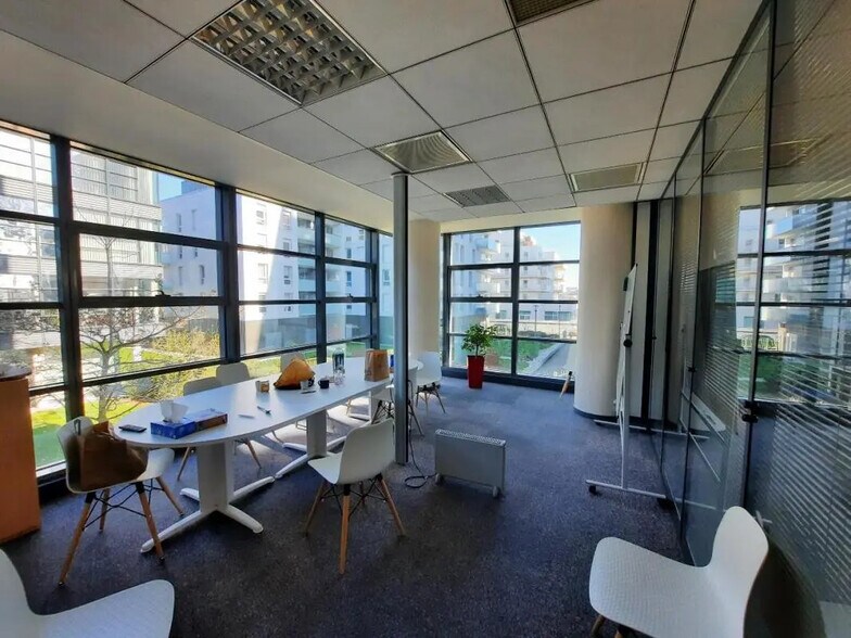 Office in Rouen for lease - Building Photo - Image 3 of 10