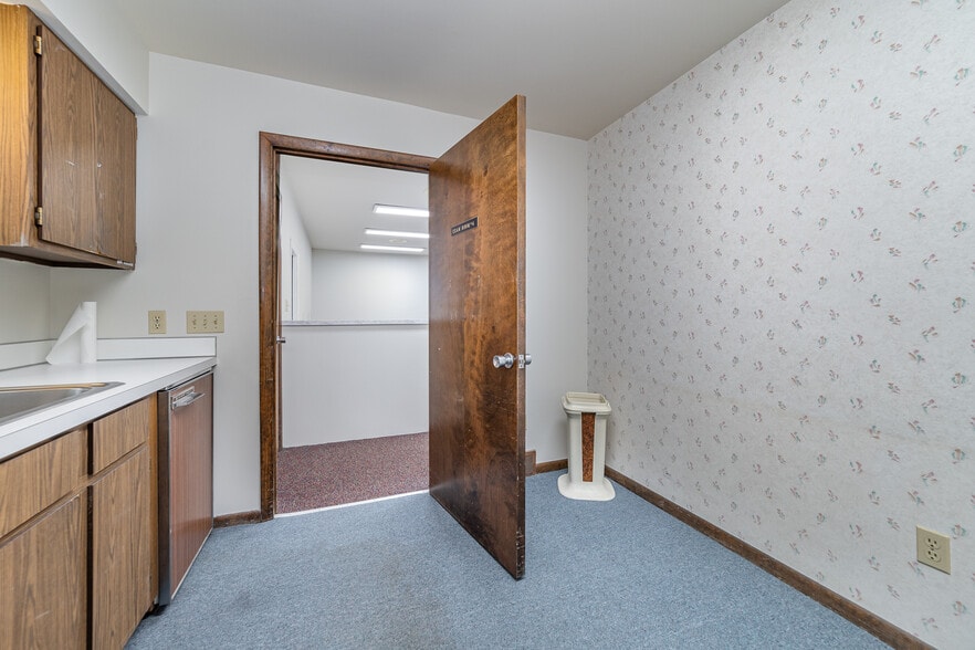 3150 Hallmark Ct, Saginaw, MI for sale - Interior Photo - Image 3 of 31