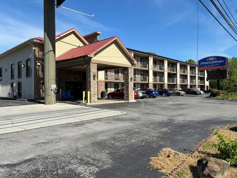 2162 Parkway, Pigeon Forge, TN for sale - Building Photo - Image 2 of 6