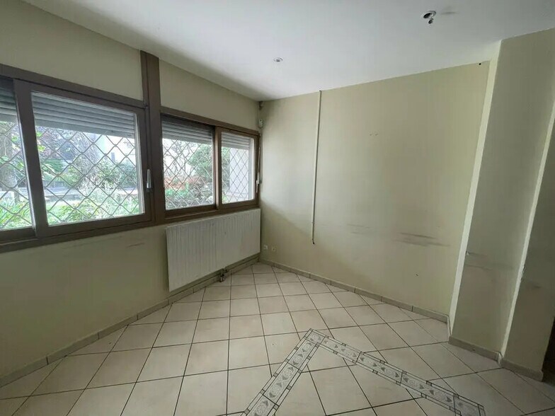 Office in Lyon for lease - Interior Photo - Image 2 of 12