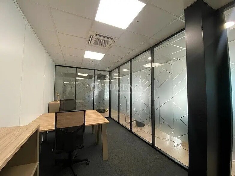 Office in Élancourt for lease - Interior Photo - Image 3 of 8