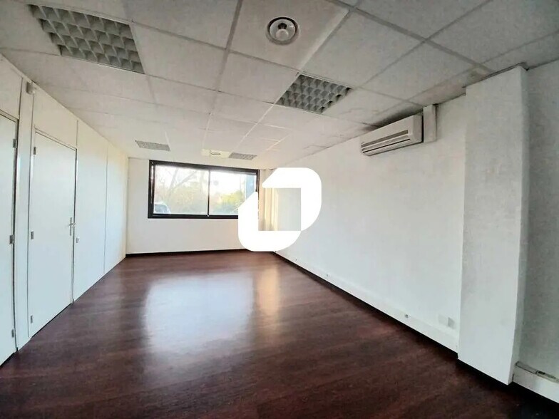 Office in Cenon for lease - Interior Photo - Image 3 of 5