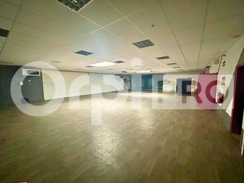 Retail in Varennes-sur-Seine for lease - Building Photo - Image 3 of 6