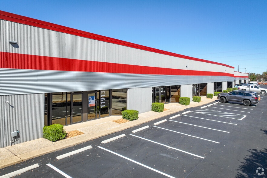 11905-11945 Starcrest Dr, San Antonio, TX for lease - Building Photo - Image 2 of 22