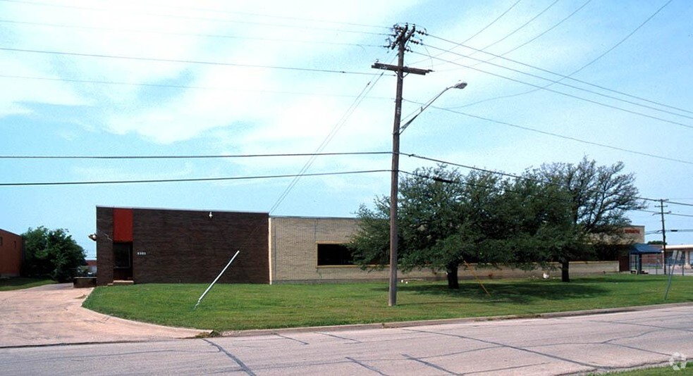 8303 Sovereign Row, Dallas, TX for lease - Building Photo - Image 3 of 8