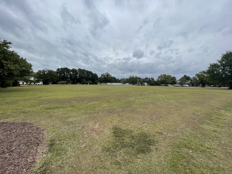 1219-1221 Parkway Dr, Goldsboro, NC for sale - Building Photo - Image 3 of 7