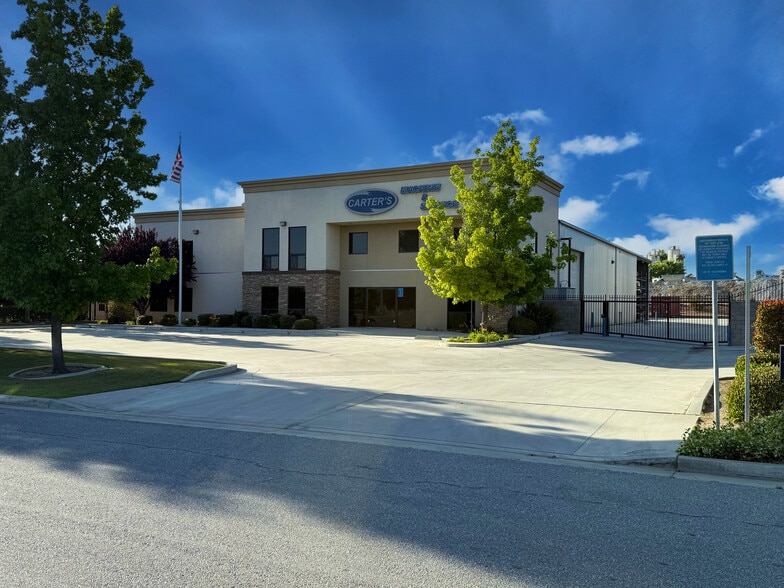 1066 Carrier Parkway Ave, Bakersfield, CA for lease - Building Photo - Image 1 of 8
