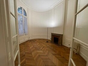 Office in Paris for lease Interior Photo- Image 2 of 9