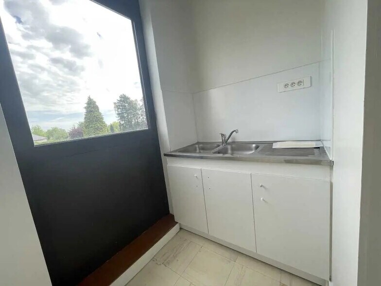 Office in Allonne for lease - Interior Photo - Image 3 of 6