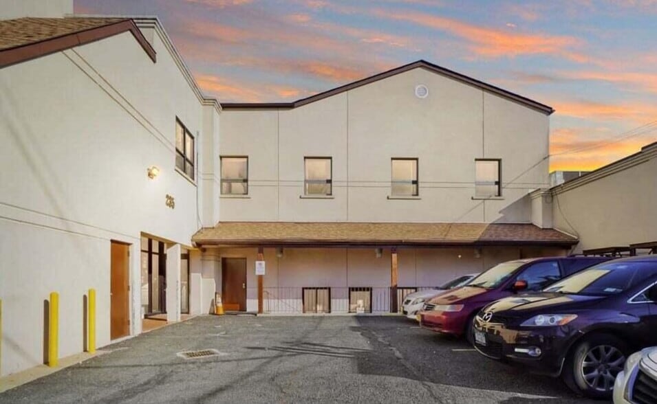 235 Dongan Hills Ave, Staten Island, NY for lease - Building Photo - Image 3 of 8