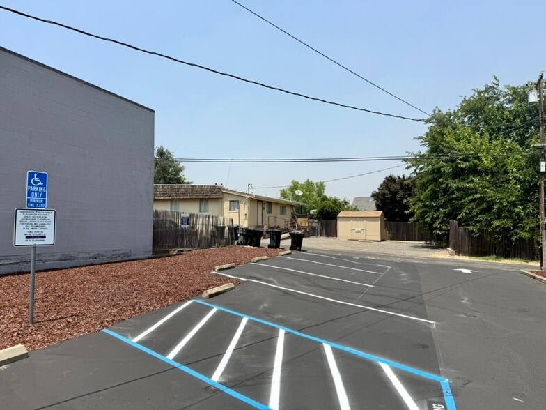 210 Grove St, Roseville, CA for lease - Building Photo - Image 2 of 2