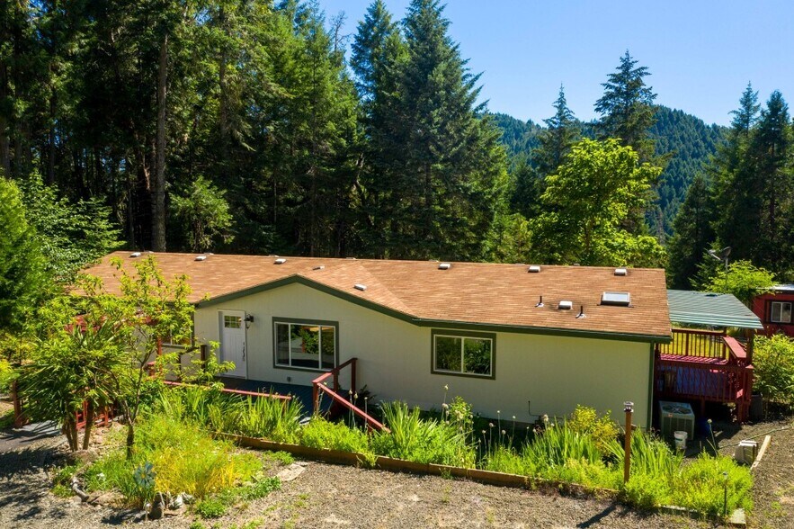 833 Lees Creek Rd, Myrtle Creek, OR for sale - Primary Photo - Image 1 of 1
