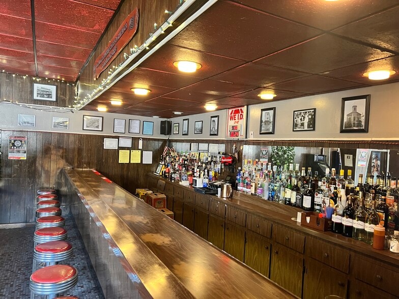 577 Belleville Ave, New Bedford, MA for sale - Interior Photo - Image 1 of 1