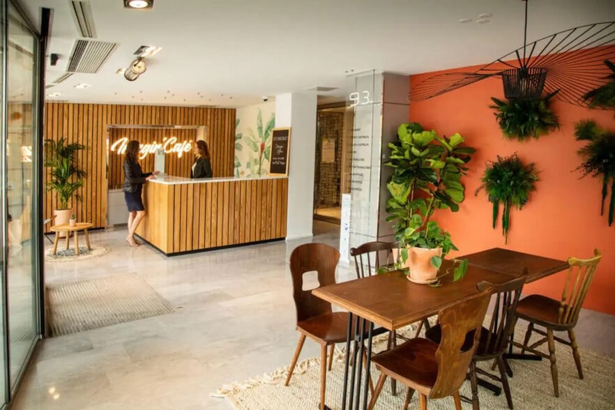 93 Avenue Charles De Gaulle, Neuilly-sur-Seine for lease - Lobby - Image 2 of 6