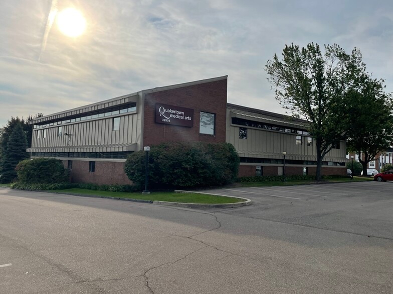 32905 W 12 Mile Rd, Farmington Hills, MI for sale - Primary Photo - Image 1 of 29