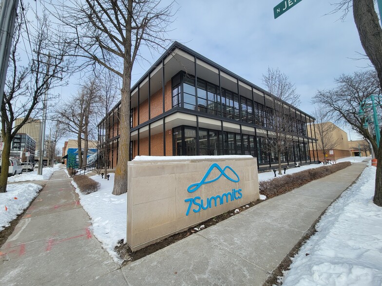 200 N Jefferson St, Milwaukee, WI for lease - Building Photo - Image 1 of 10