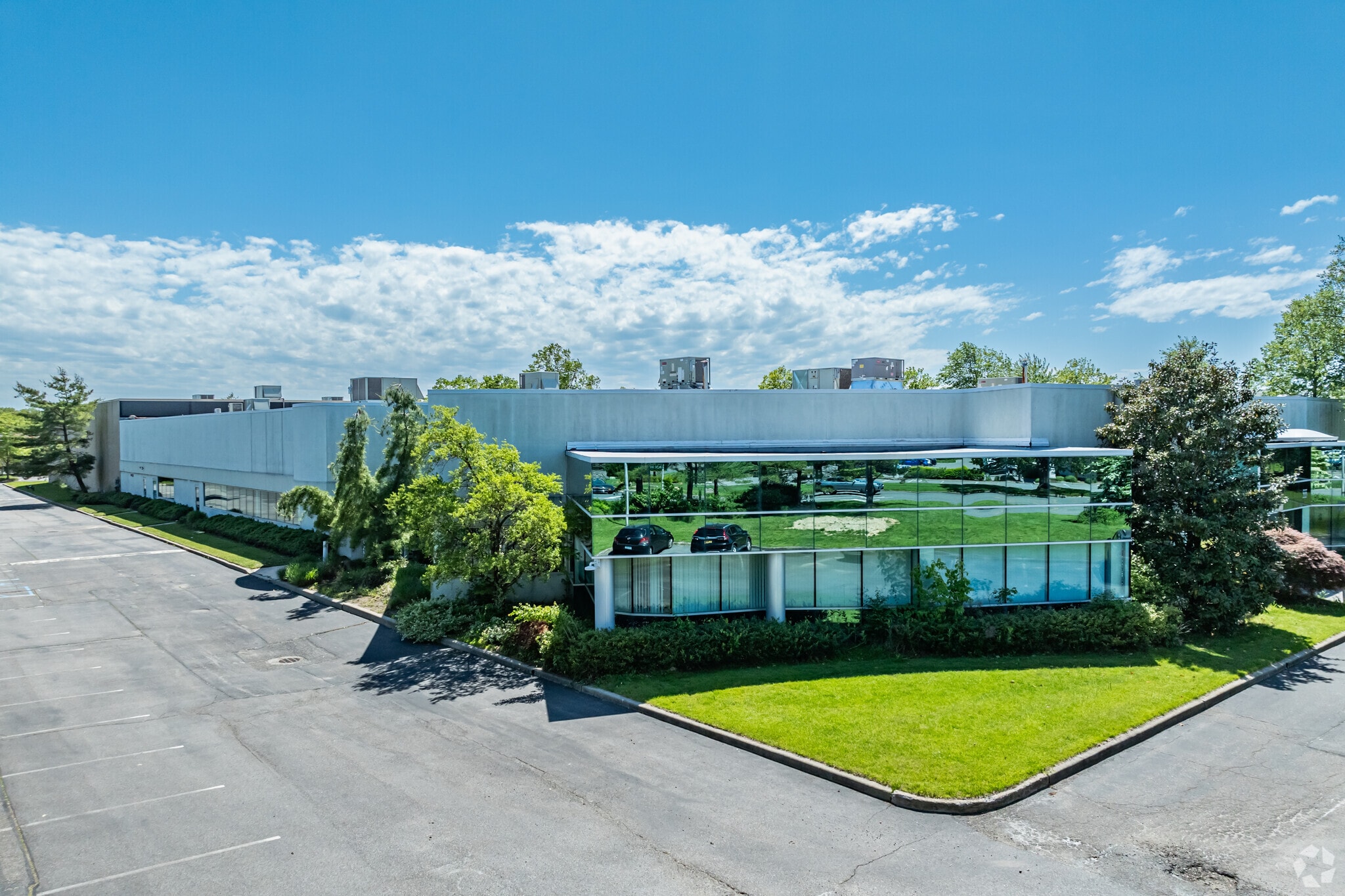 555 Wireless Blvd, Hauppauge, NY for sale Primary Photo- Image 1 of 1