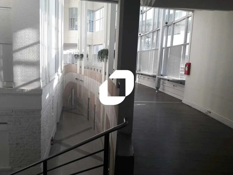 Office in Ivry-sur-Seine for lease - Building Photo - Image 3 of 8