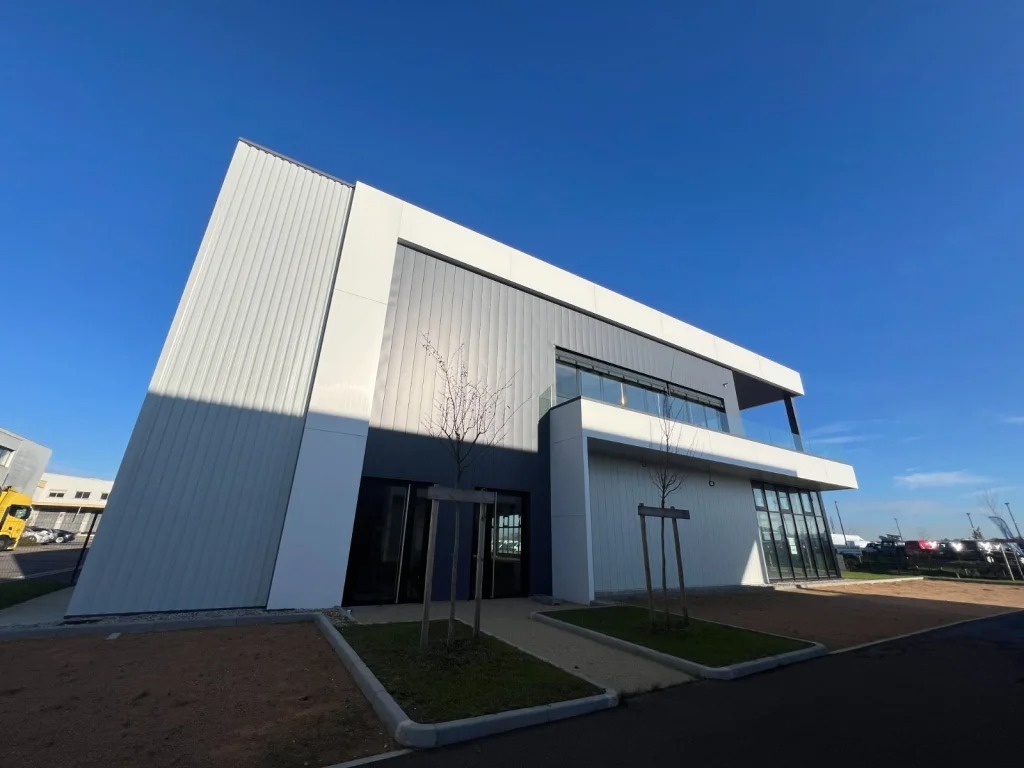 Flex in Arnas for lease Building Photo- Image 1 of 10