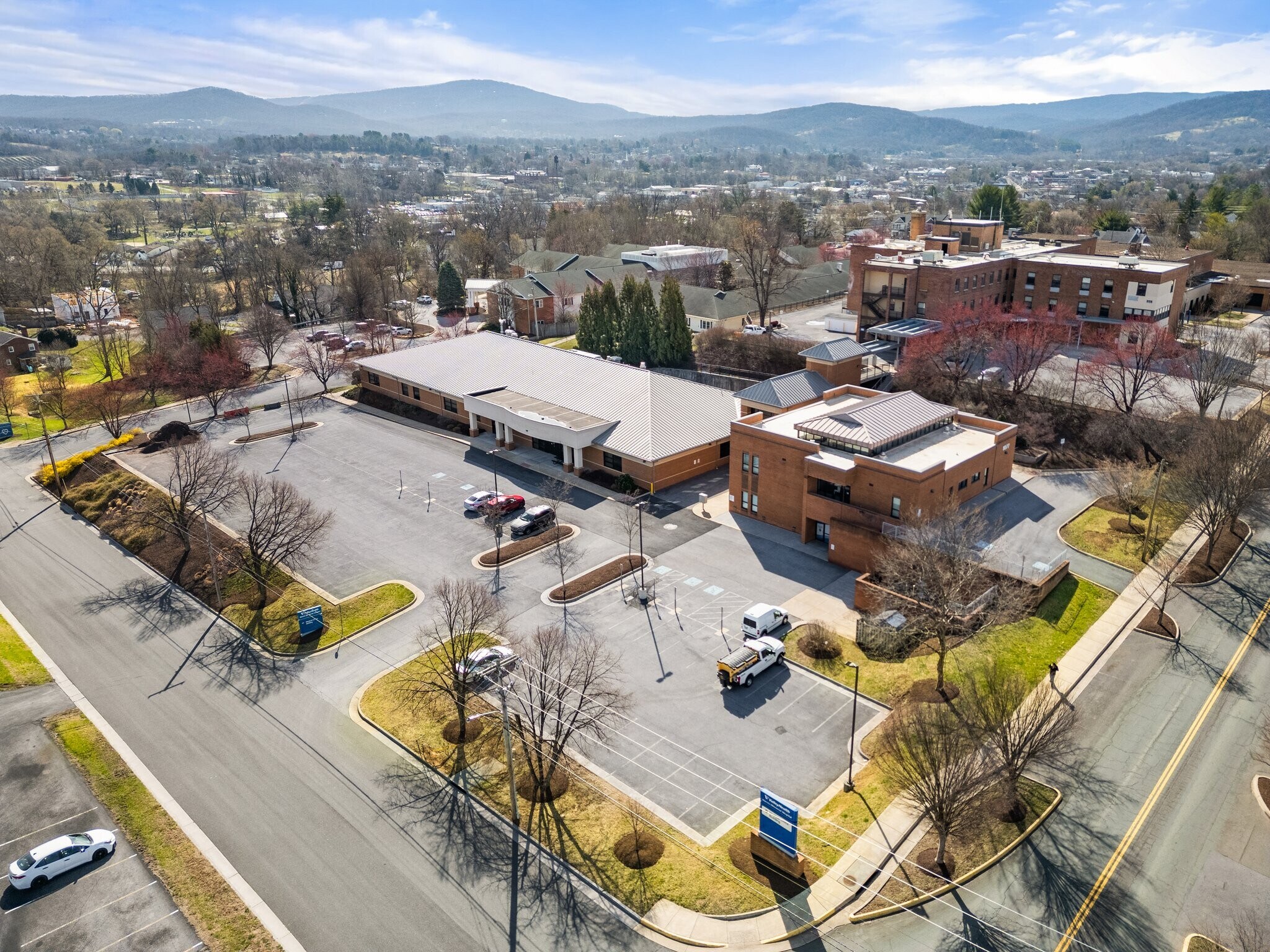 1077 N Shenandoah Ave, Front Royal, VA for lease Primary Photo- Image 1 of 5