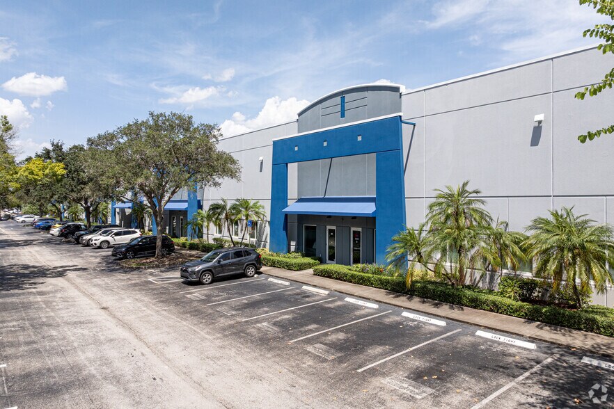 15751 SW 41st St, Davie, FL for lease - Primary Photo - Image 1 of 4