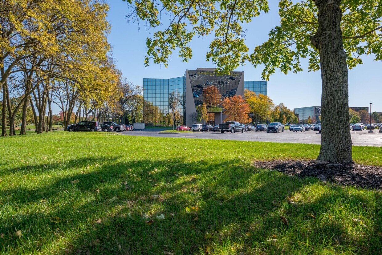 555 Metro Pl N, Dublin, OH for lease Building Photo- Image 1 of 2