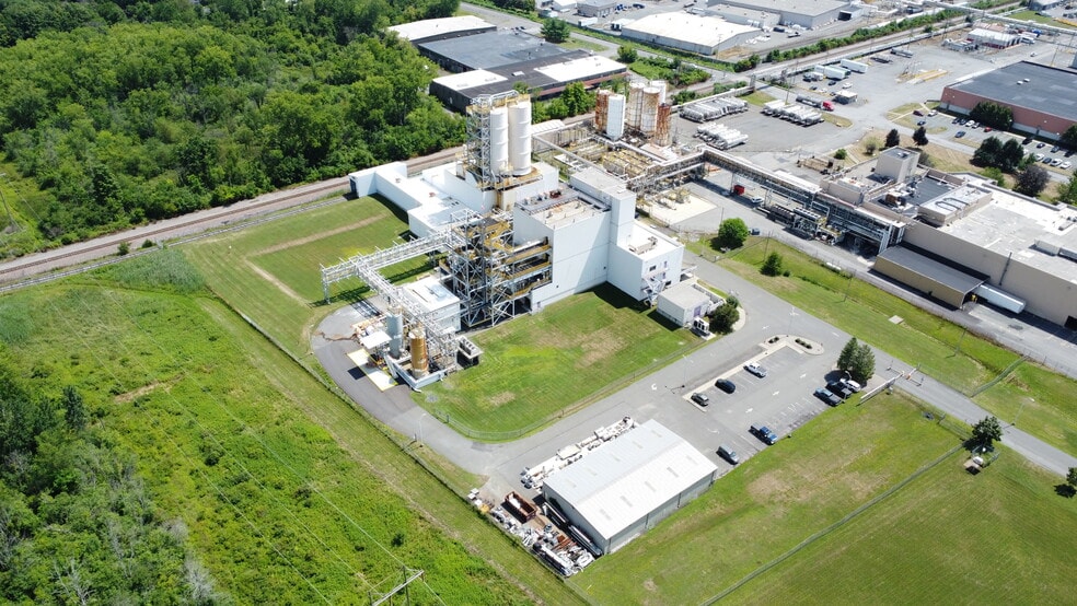 7 Schoolhouse Ln, Waterford, NY for sale - Building Photo - Image 3 of 15