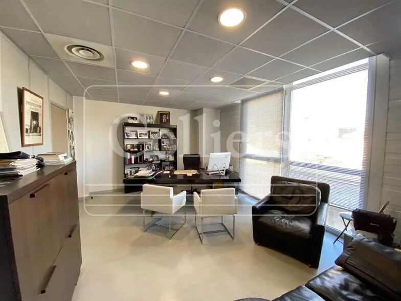 Office in Marseille for lease - Interior Photo - Image 1 of 9